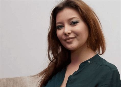 Cette superbe créature ukrainienne a débuté en tant qu’actrice pornographique en 2019, a 24 ans. Sa plastique parfaite a su attirer les regards des producteurs et la jeune femme n’a pas cessé de pratiquer, entre photos coquines et scènes d’Anal, de Double pénétration, de Creampie ou Interracial.